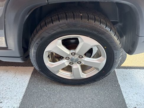 Used 2018 Jeep Compass Latitude w/ Popular Equipment Group AWD/4WD image 14