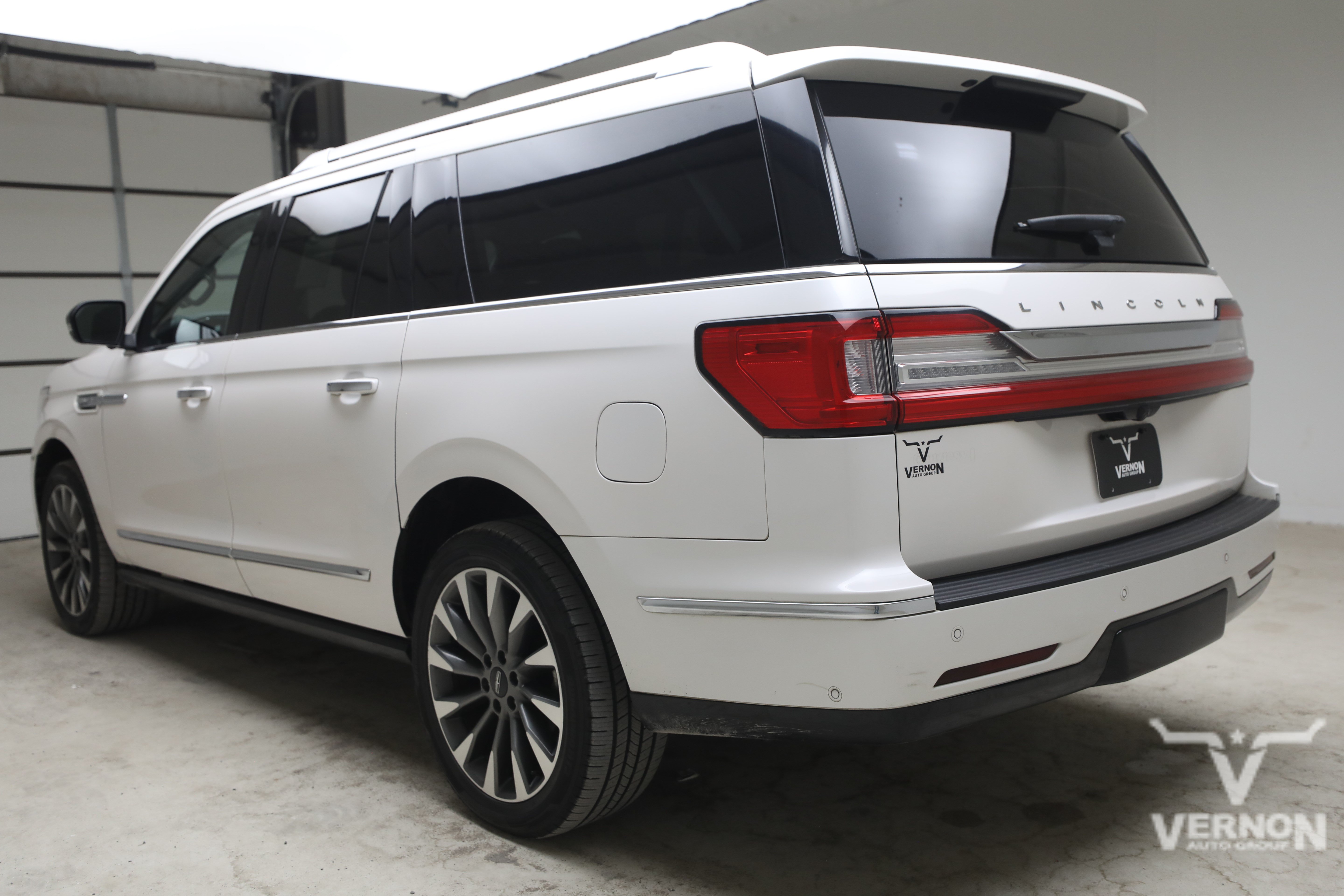 Used 2019 Lincoln Navigator L Select w/ Technology Package RWD image 3