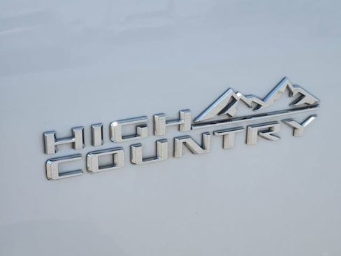 Used 2023 Chevrolet Traverse High Country AWD/4WD image 12