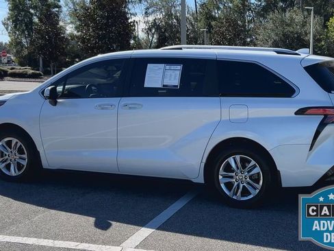 Used 2024 Toyota Sienna Limited image 6