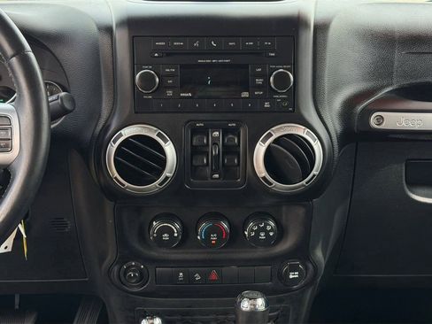 Used 2015 Jeep Wrangler Unlimited Freedom Edition image 13