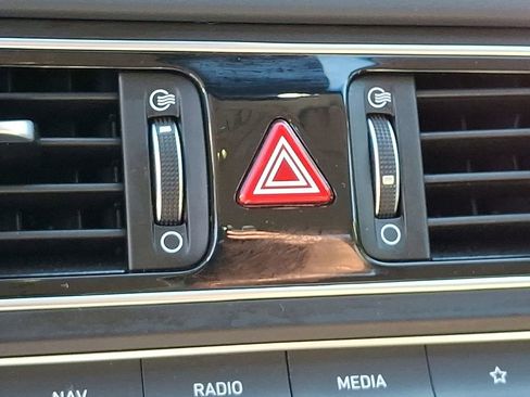 Used 2023 Genesis G70 2.0T image 28