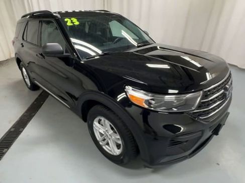 Used 2023 Ford Explorer XLT AWD/4WD image 2