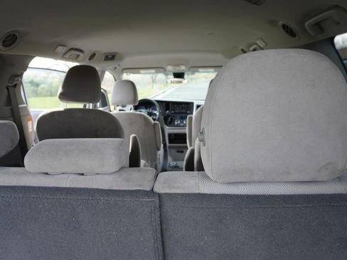 Used 2020 Toyota Sienna L image 30