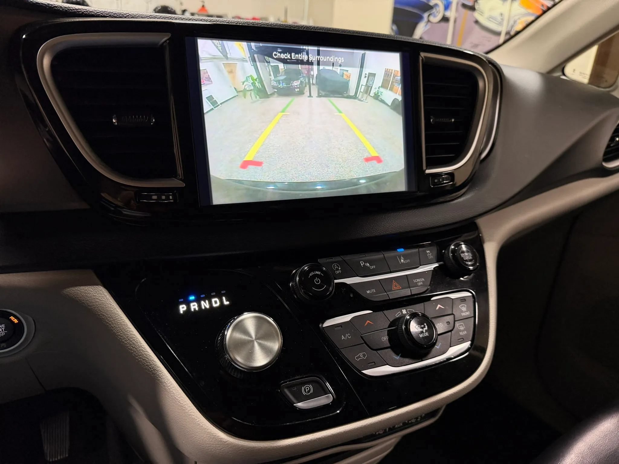 Used 2023 Chrysler Pacifica Touring-L FWD image 47