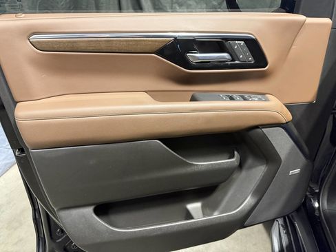 Used 2025 Chevrolet Suburban High Country image 17