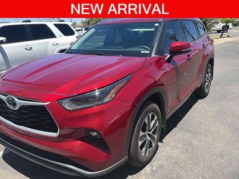 Used 2021 Toyota Highlander XLE AWD/4WD image 1
