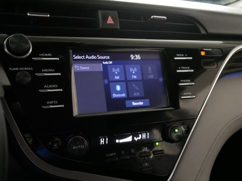 Used 2018 Toyota Camry XLE FWD image 22