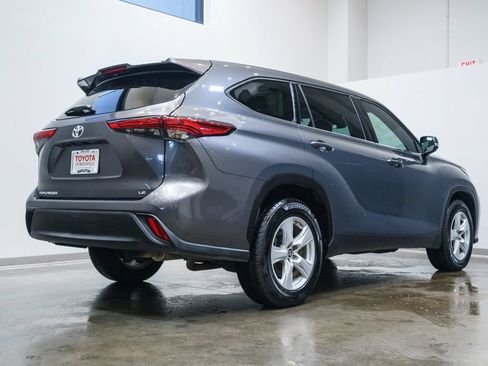 Used 2020 Toyota Highlander LE FWD image 9