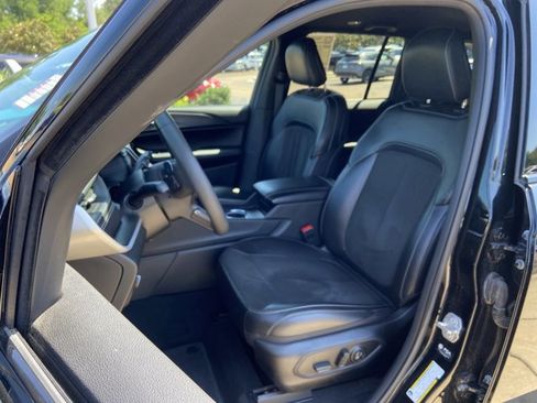 Used 2025 Jeep Grand Cherokee Altitude AWD/4WD image 18