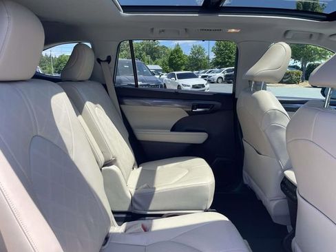 Used 2022 Toyota Highlander Platinum FWD image 17