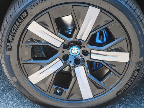 Used 2024 BMW iX xDrive50 w/ Premium Package AWD/4WD image 9