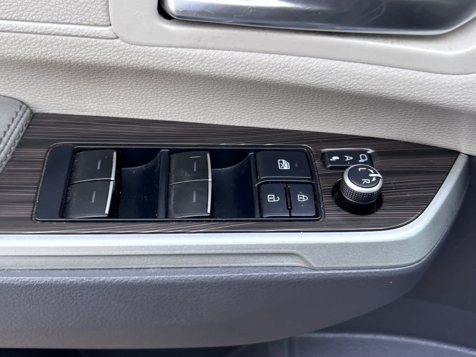 Used 2022 Toyota Sienna Limited FWD image 14