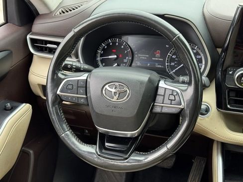 Used 2021 Toyota Highlander XLE image 17