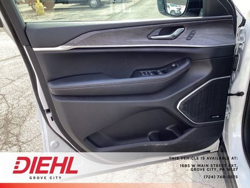 Used 2025 Jeep Grand Cherokee Limited w/ Black Appearance Package AWD/4WD image 16