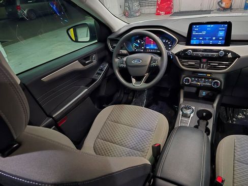 Used 2022 Ford Escape SE image 32