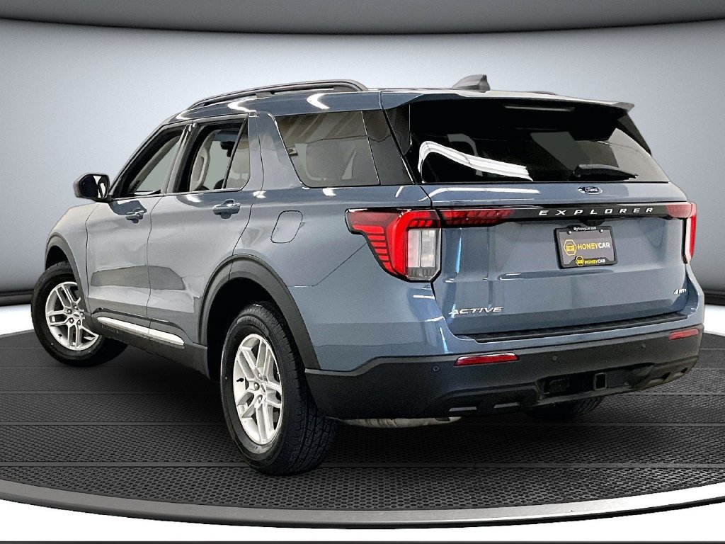 Used 2025 Ford Explorer Active AWD/4WD image 4