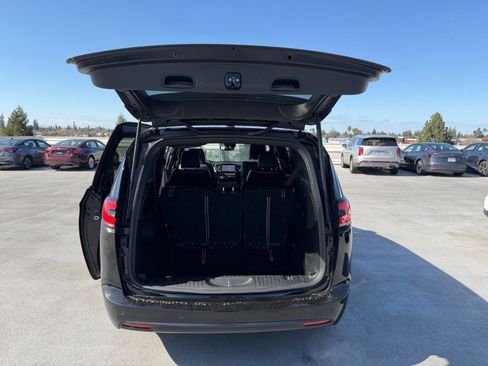 Used 2025 Chrysler Pacifica Limited image 36
