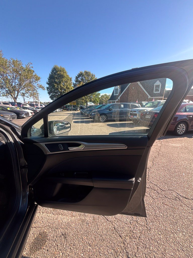 Used 2017 Ford Fusion SE FWD image 21