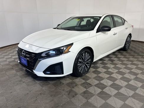 Used 2025 Nissan Altima 2.5 SV FWD image 3