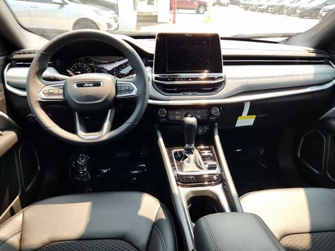 New 2025 Jeep Compass Latitude image 9