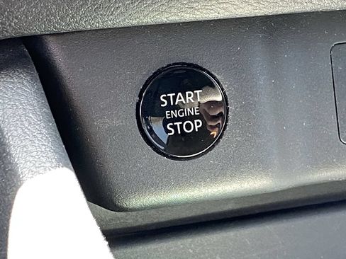 Used 2024 Nissan Rogue SV FWD image 9