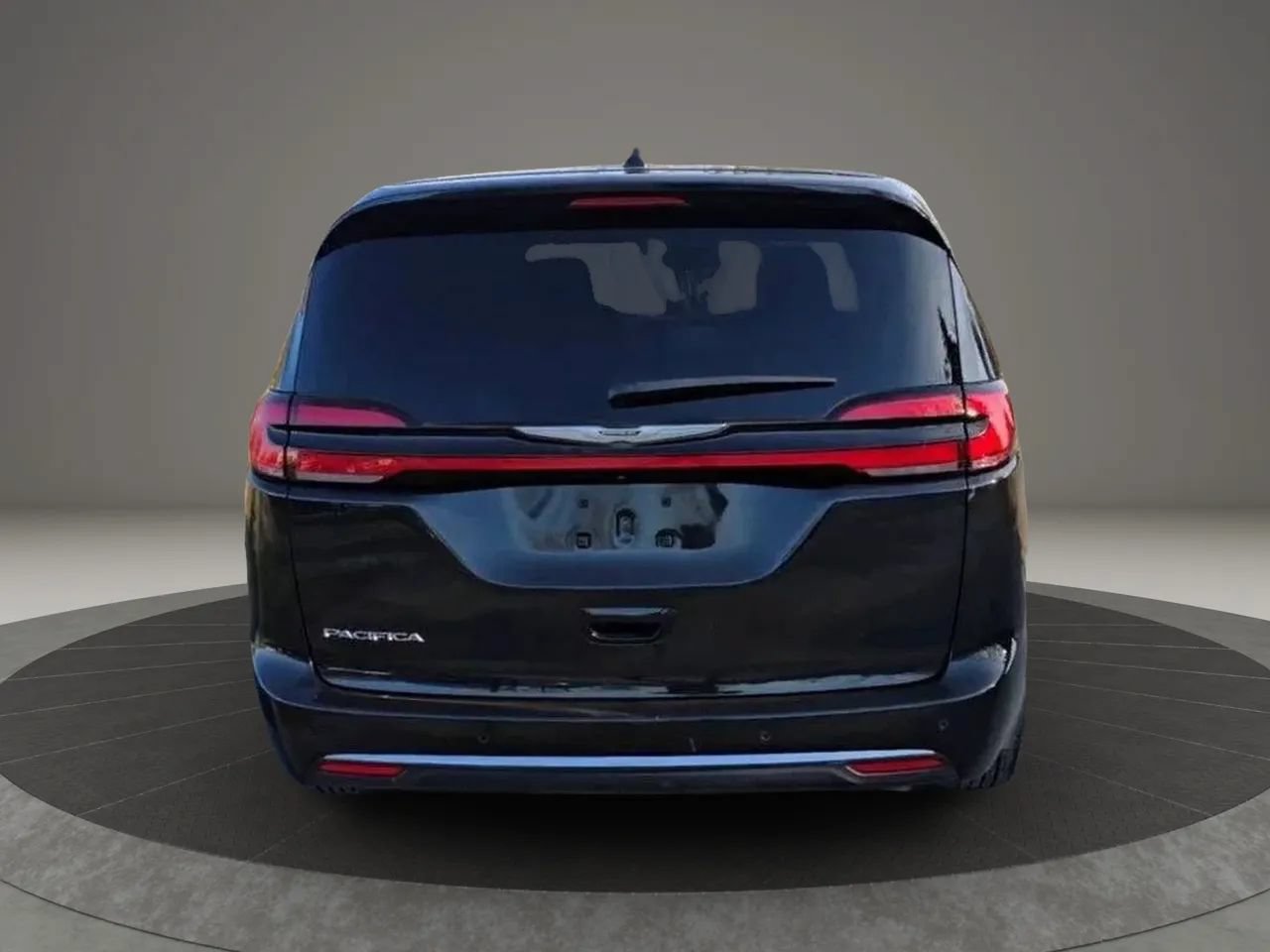 Used 2023 Chrysler Pacifica Touring-L FWD image 3