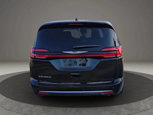 Used 2023 Chrysler Pacifica Touring-L FWD image 3