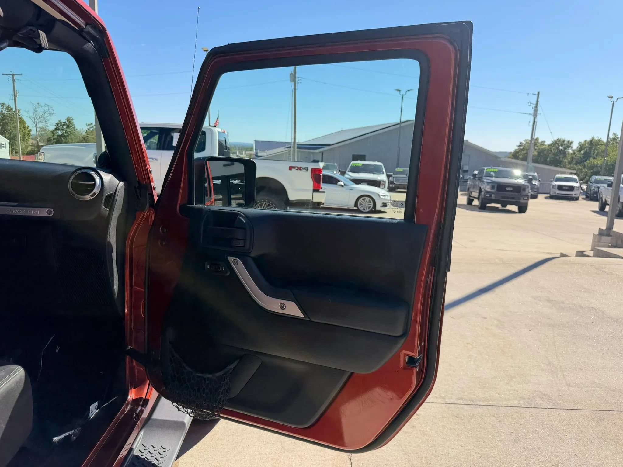 Used 2014 Jeep Wrangler Unlimited Sahara w/ Connectivity Group AWD/4WD image 43