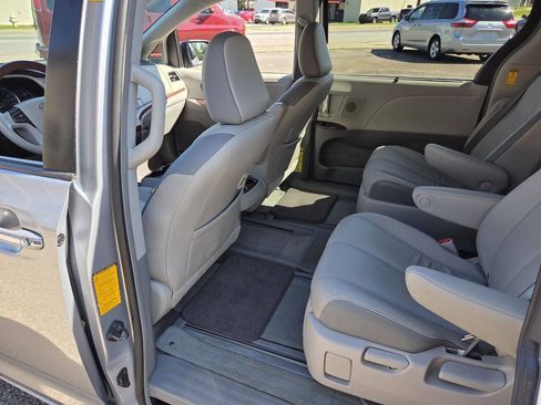 Used 2014 Toyota Sienna Limited w/ Limited Premium Package FWD image 12