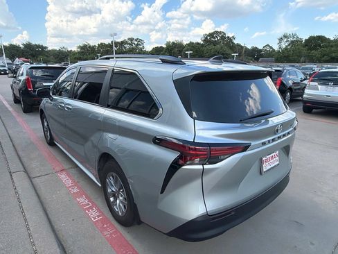 Used 2022 Toyota Sienna XLE FWD image 7
