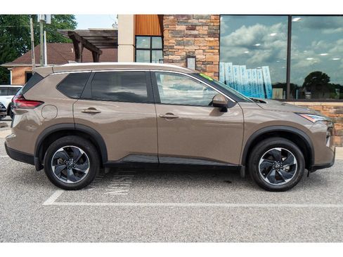Used 2024 Nissan Rogue SV w/ SV Premium Package AWD/4WD image 2