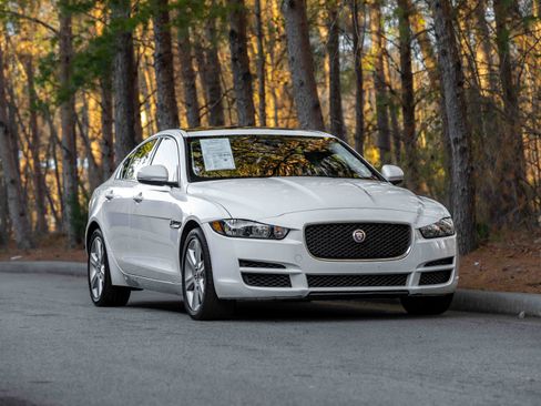 Used 2019 Jaguar XE Premium image 45