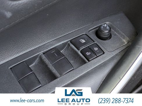 Used 2020 Toyota Corolla SE w/ SE Premium Package FWD image 18