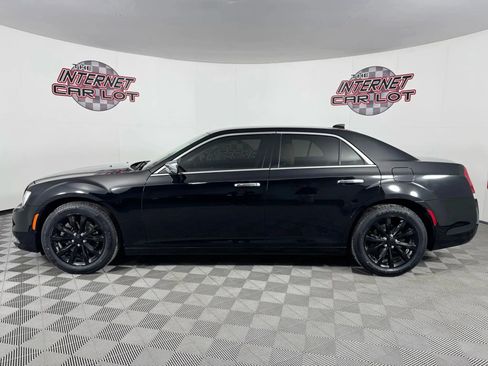 Used 2018 Chrysler 300 Limited AWD/4WD image 4