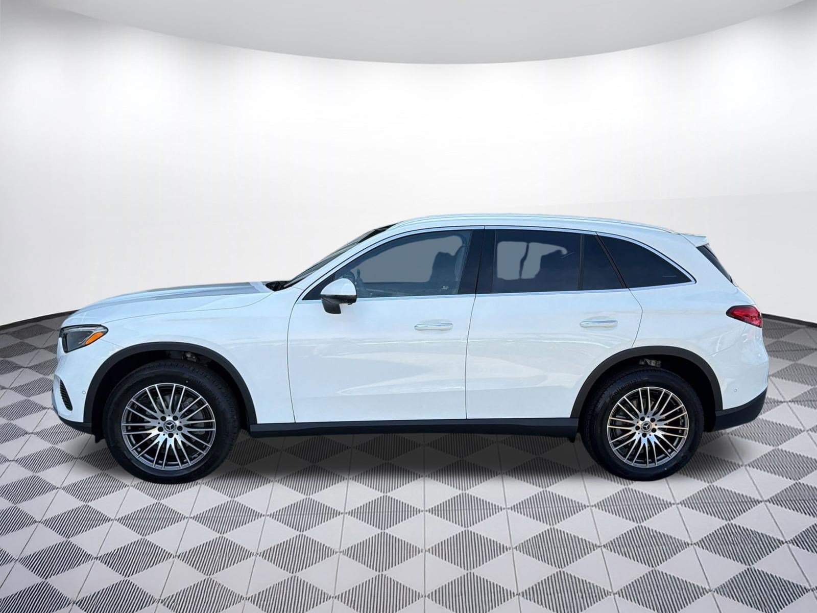 Used 2026 Mercedes-Benz GLC 300 4MATIC image 2