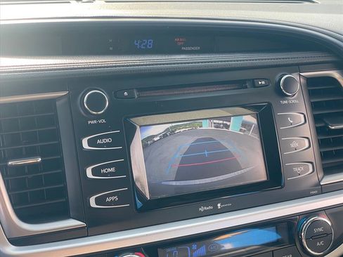 Used 2015 Toyota Highlander Plus FWD image 16