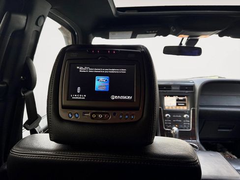 Used 2016 Lincoln Navigator Reserve image 24