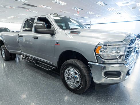 Used 2024 RAM 3500 Tradesman w/ Chrome Appearance Group AWD/4WD image 4