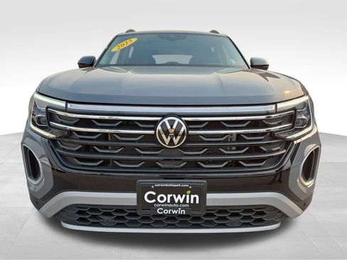 Used 2025 Volkswagen Atlas Peak Edition SE AWD/4WD image 4