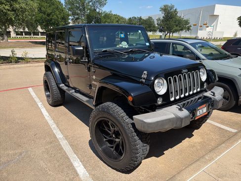 Used 2018 Jeep Wrangler Unlimited Sahara w/ Connectivity Group AWD/4WD image 2