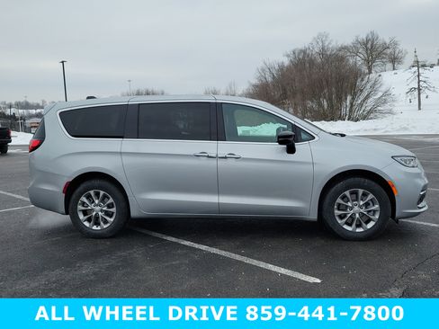 New 2026 Chrysler Pacifica Select AWD/4WD image 3