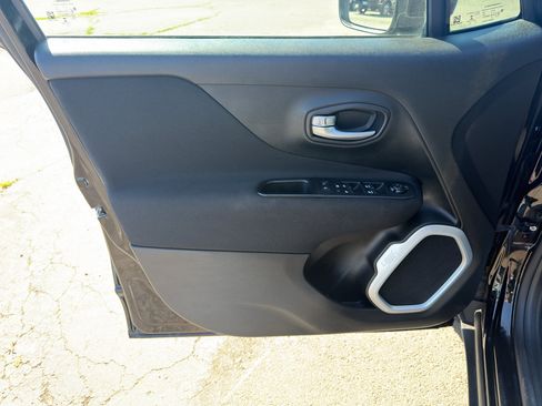 Used 2018 Jeep Renegade Latitude w/ UConnect 8.4 Nav Group AWD/4WD image 20