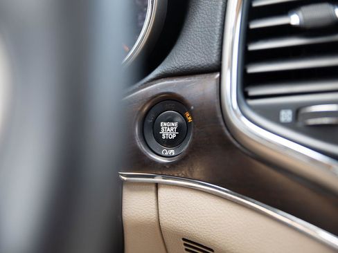 Used 2017 Jeep Grand Cherokee Limited AWD/4WD image 14