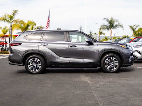 Used 2024 Toyota Highlander XLE image 16