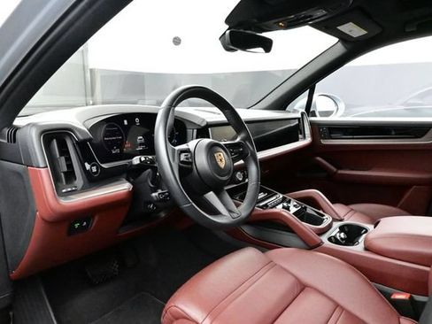 Certified 2024 Porsche Cayenne AWD/4WD image 4