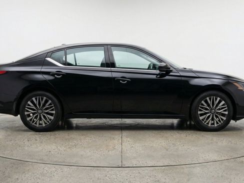 Used 2025 Nissan Altima 2.5 SV FWD image 11