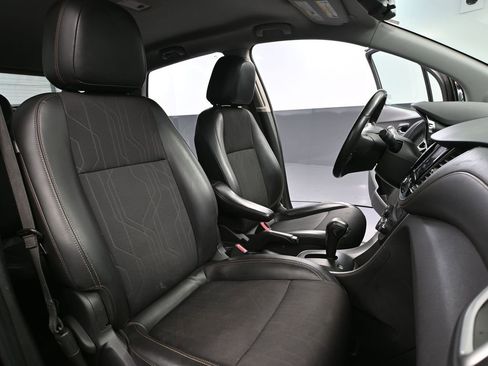 Used 2020 Chevrolet Trax LT w/ LT Convenience Package image 40