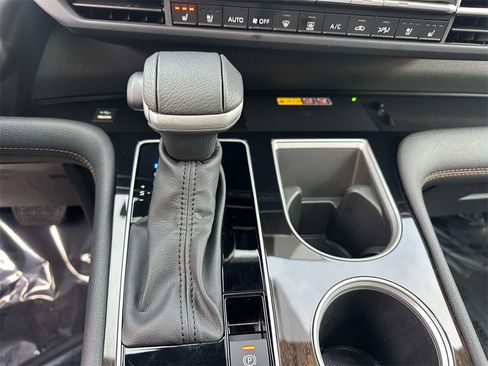 Used 2025 Toyota Sienna Platinum image 32
