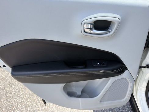 Used 2019 Jeep Compass Latitude FWD image 11